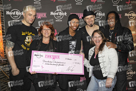 Skunk Anansie mit Renate Haidinger ( Brustkrebs Deutschland e.V.) und Tina Lange ( Hard Rock Cafe )