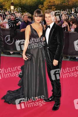 Janina Uhse mit Begleitung