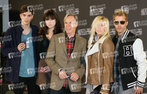 Josh Beech, Daisy Lowe, Tommy Hilfiger und die Ting Tings (Katie White, Jules De Martino)