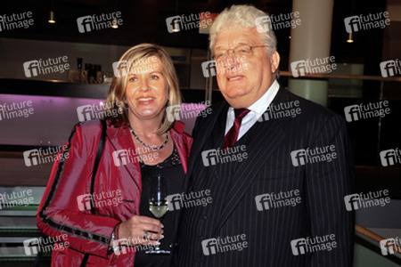 Hans Meiser mit Begleitung