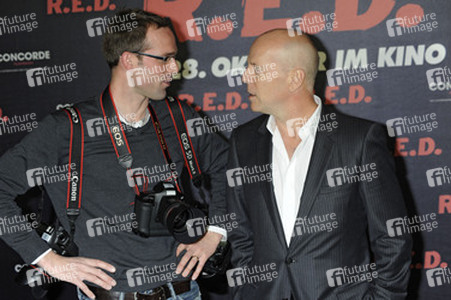 Bruce Willis mit Fotograf