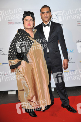 Elvira Bach mit Sohn Lamine