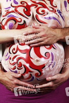 Hände am Bauch / Hands on the belly