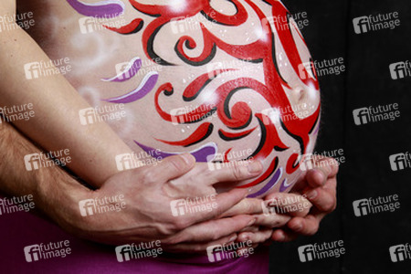 Hände am Bauch / Hands on the belly