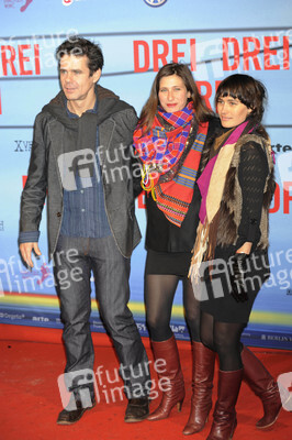 Tom Tykwer mit Ehefrau Marie Steinmann und Gast