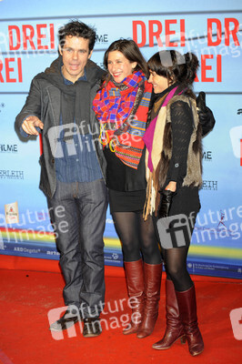 Tom Tykwer mit Ehefrau Marie Steinmann und Gast