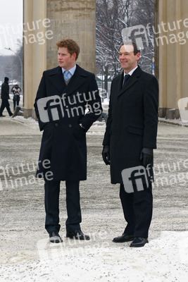 Henry Mountbatten-Windsor / Prinz Harry, Simon McDonald
