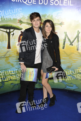 Douglas Booth mit Begleitung