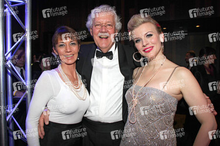Carlo von Tiedemann mit Lebensgefaehrtin Julia Laubrunn, Eva Habermann