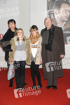 Monika Hansen und Otto Sander mit Enkelinnen Lulu und Bianca