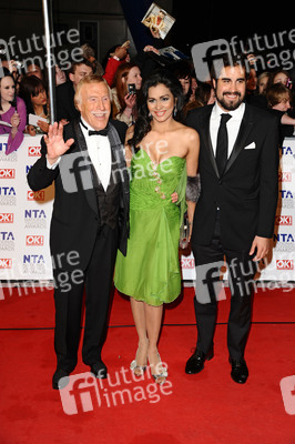 Bruce Forsyth mit Begleitung