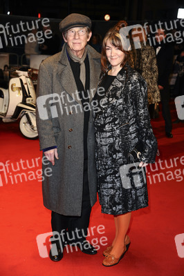 John Hurt mit Begleitung