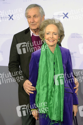 Isa von Hardenberg mit Begleitung