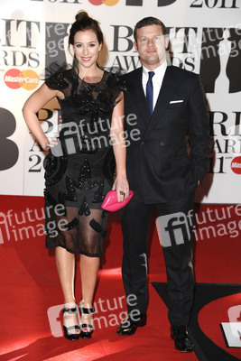 Dermot O'Leary mit Begleitung