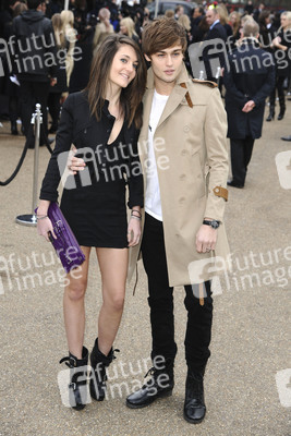 Douglas Booth mit Begleitung
