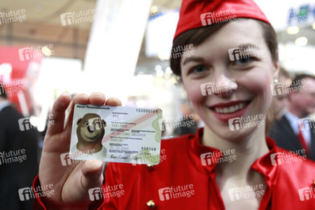 Hostess Uta präsentiert den neuen Personalausweis