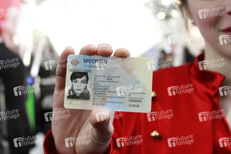 Hostess Uta präsentiert den neuen Personalausweis