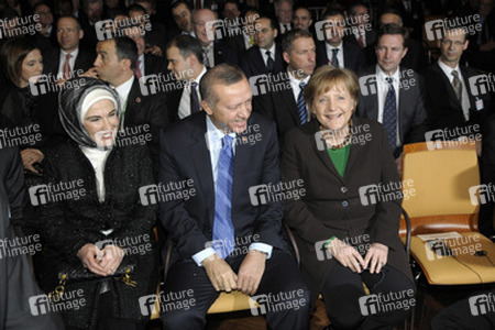 Recep Tayyip Erdogan mit Gattin Emine, Angela Merkel