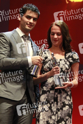 Nik Xhelilaj, Alicia Vikander
