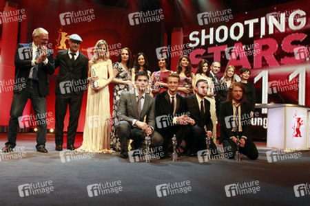 Hintere Reihe: Cédomir Kolar, Ole Christian Madsen, Sylvia Hoeks, Alicia Vikander, Andrea Riseborough, Marija Skaricic, Natasha Petrovic, Clara Lago, Ralph Fiennes, Heike Makatsch, Lina Todd. Vordere Reihe: Nik Xhelilaj, Alexander Fehling, Pilou Asbaek, Domhnall Gleeson