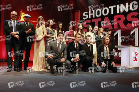 Hintere Reihe: Cédomir Kolar, Ole Christian Madsen, Sylvia Hoeks, Alicia Vikander, Andrea Riseborough, Marija Skaricic, Natasha Petrovic, Clara Lago, Ralph Fiennes, Heike Makatsch, Lina Todd. Vordere Reihe: Nik Xhelilaj, Alexander Fehling, Pilou Asbaek, Domhnall Gleeson