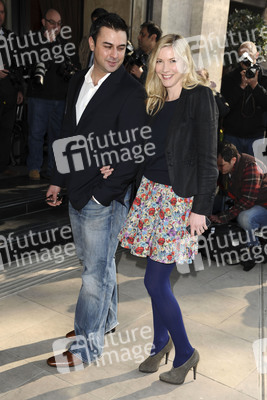 Lisa Faulkner mit Begleitung