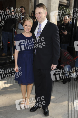 Sally Dynevor mit Begleitung