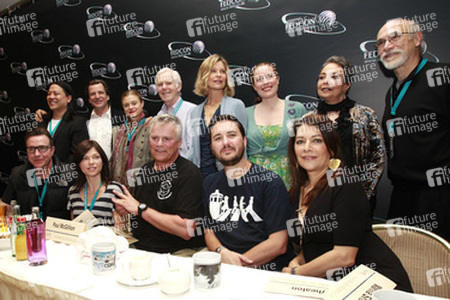 Vordere Reihe: Paul McGillion, Nicole de Boer, Richard Dean Anderson, Will Wheaton, Marina Sirtis. Hintere Reihe: Garrett Wang, Dirk Benedict, Bonnie Piesse, Jeremy Bulloch, Kate Vernon, Kate Hewlett, Arlene Martel, Tony Amendola