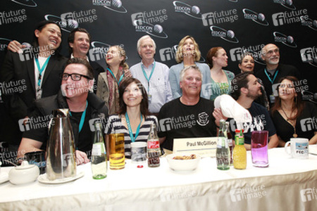 Vordere Reihe: Paul McGillion, Nicole de Boer, Richard Dean Anderson, Will Wheaton, Marina Sirtis. Hintere Reihe: Garrett Wang, Dirk Benedict, Bonnie Piesse, Jeremy Bulloch, Kate Vernon, Kate Hewlett, Arlene Martel, Tony Amendola