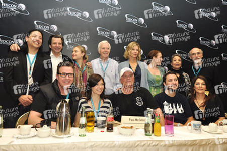 Vordere Reihe: Paul McGillion, Nicole de Boer, Richard Dean Anderson, Will Wheaton, Marina Sirtis. Hintere Reihe: Garrett Wang, Dirk Benedict, Bonnie Piesse, Jeremy Bulloch, Kate Vernon, Kate Hewlett, Arlene Martel, Tony Amendola