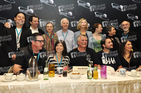 Vordere Reihe: Paul McGillion, Nicole de Boer, Richard Dean Anderson, Will Wheaton, Marina Sirtis. Hintere Reihe: Garrett Wang, Dirk Benedict, Bonnie Piesse, Jeremy Bulloch, Kate Vernon, Kate Hewlett, Arlene Martel, Tony Amendola