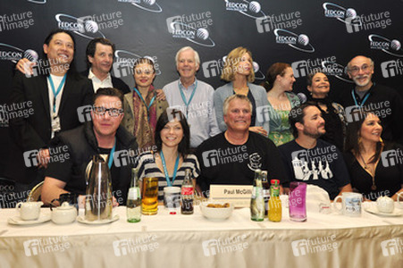 Vordere Reihe: Paul McGillion, Nicole de Boer, Richard Dean Anderson, Will Wheaton, Marina Sirtis. Hintere Reihe: Garrett Wang, Dirk Benedict, Bonnie Piesse, Jeremy Bulloch, Kate Vernon, Kate Hewlett, Arlene Martel, Tony Amendola