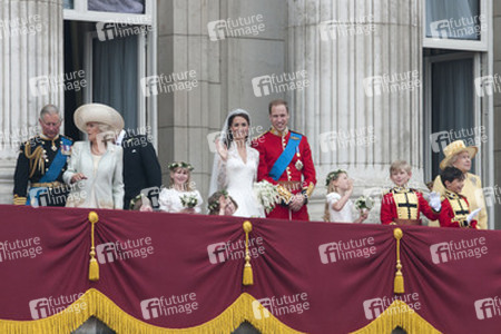 Prinz Charles und Camilla, Eliza Lopes, Margarita Armstrong-Jones, Grace Van Cutsem, Prinz William und Prinzessin Catherine, Lady Louise Windsor, Tom Pettifer, William Lowther-Pinkerton, Queen Elizabeth und Prinz Philip