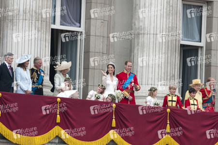 Michael und Carole Midleton, Prinz Charles und Camilla, Eliza Lopes, Margarita Armstrong-Jones, Grace Van Cutsem, Prinz William und Prinzessin Catherine, Lady Louise Windsor, Tom Pettifer, William Lowther-Pinkerton, Queen Elizabeth und Prinz Philip