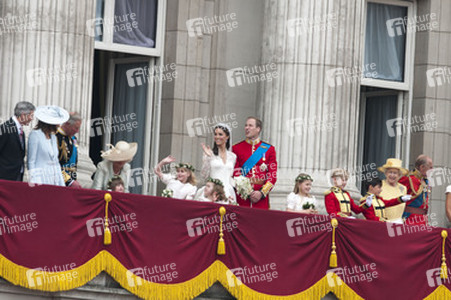 Michael und Carole Midleton, Prinz Charles und Camilla, Eliza Lopes, Margarita Armstrong-Jones, Grace Van Cutsem, Prinz William und Prinzessin Catherine, Lady Louise Windsor, Tom Pettifer, William Lowther-Pinkerton, Queen Elizabeth und Prinz Philip