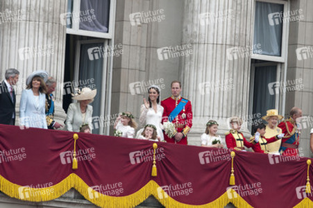 Michael und Carole Midleton, Prinz Charles und Camilla, Eliza Lopes, Margarita Armstrong-Jones, Grace Van Cutsem, Prinz William und Prinzessin Catherine, Lady Louise Windsor, Tom Pettifer, William Lowther-Pinkerton, Queen Elizabeth und Prinz Philip