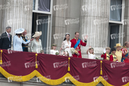 Michael und Carole Midleton, Prinz Charles und Camilla, Eliza Lopes, Margarita Armstrong-Jones, Grace Van Cutsem, Prinz William und Prinzessin Catherine, Lady Louise Windsor, Tom Pettifer, William Lowther-Pinkerton, Queen Elizabeth und Prinz Philip