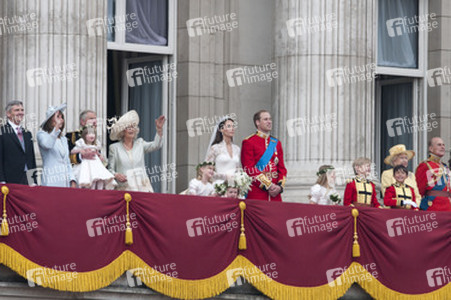 Michael und Carole Midleton, Prinz Charles und Camilla, Eliza Lopes, Margarita Armstrong-Jones, Grace Van Cutsem, Prinz William und Prinzessin Catherine, Lady Louise Windsor, Tom Pettifer, William Lowther-Pinkerton, Queen Elizabeth und Prinz Philip