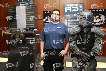 Ralf Burmester mit seinen Schöpfungen aus dem Science Fiction Film 'Real Buddy'