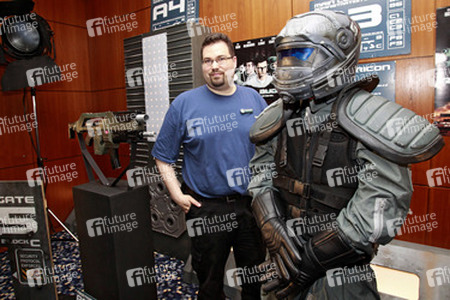 Ralf Burmester mit seinen Schöpfungen aus dem Science Fiction Film 'Real Buddy'