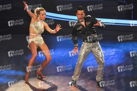Thomas Karaoglan, Sarah Latton