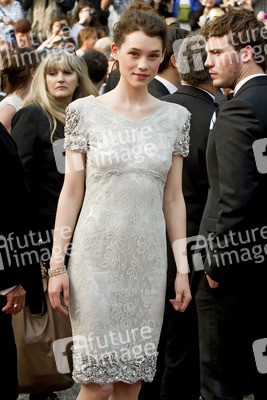 Astrid Berges-Frisbey, Sam Claflin
