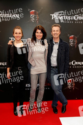 Nicola Tiggeler mit Ehemann Timothy Peach und Begleitung