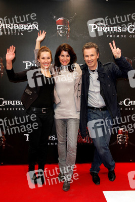 Nicola Tiggeler mit Ehemann Timothy Peach und Begleitung