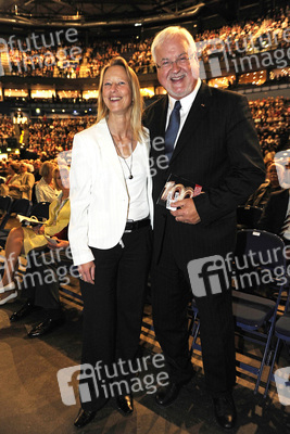 Peter Harry und Sandra Carstensen bei Sinfonie der Tausend - Konzert am 20.05.2011 in Hamburg, o2 World Arena