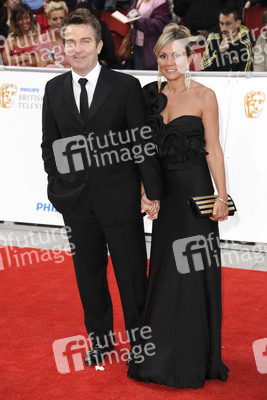 Bradley Walsh mit Begleitung