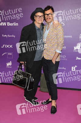 Rolf Scheider mit Ehemann Julien Peltier