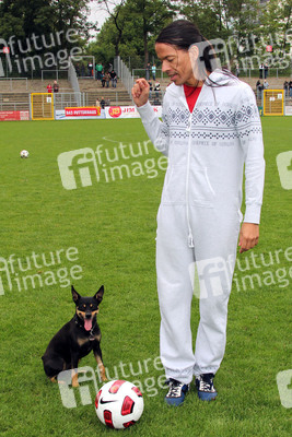 Jorge González mit Hund Willi