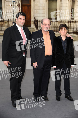 Salman Rushdie mit Begletiung