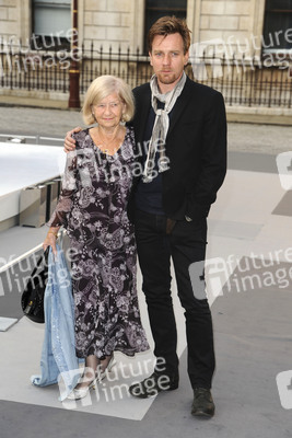 Ewan McGregor mit Begleitung